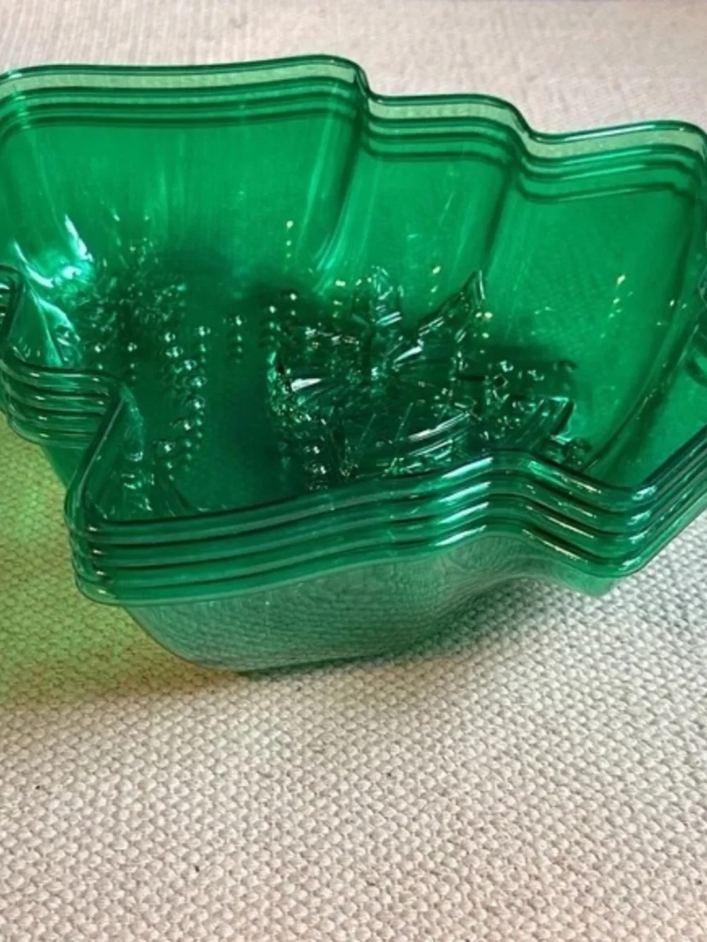 Holiday Christmas Tree Set of 4 Green Plastic Serving Dishes Snow, bell, holly